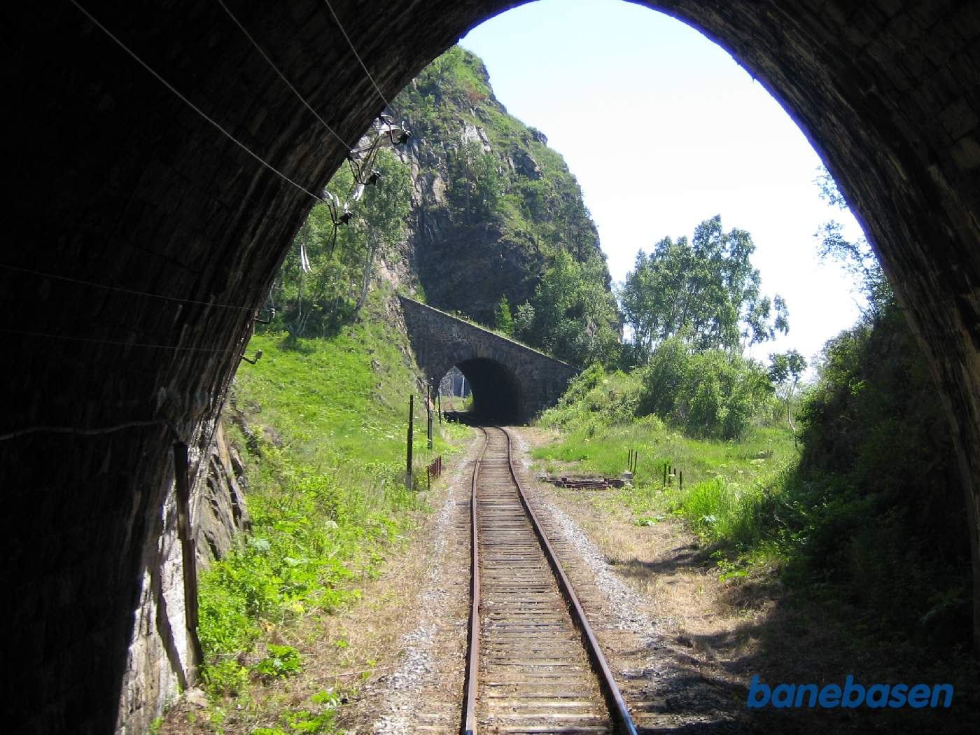 Toget kører langs Baikal søens kyst, 2 tunneler lige efter hinanden
