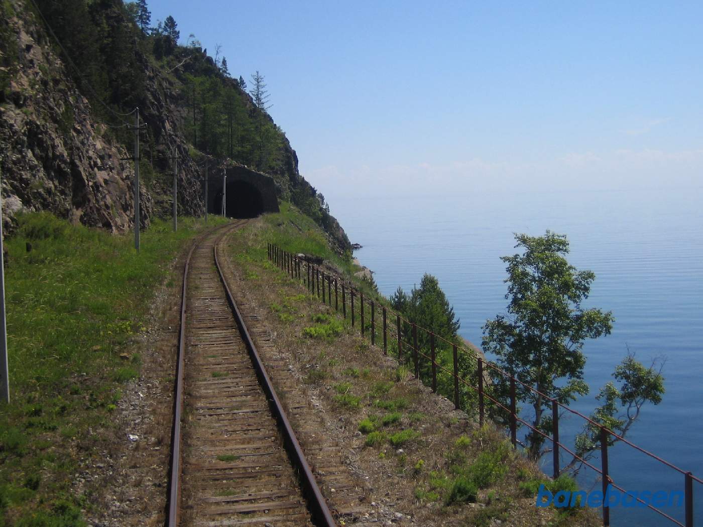 Toget kører langs Baikal søens kyst, og en tunnel mere
