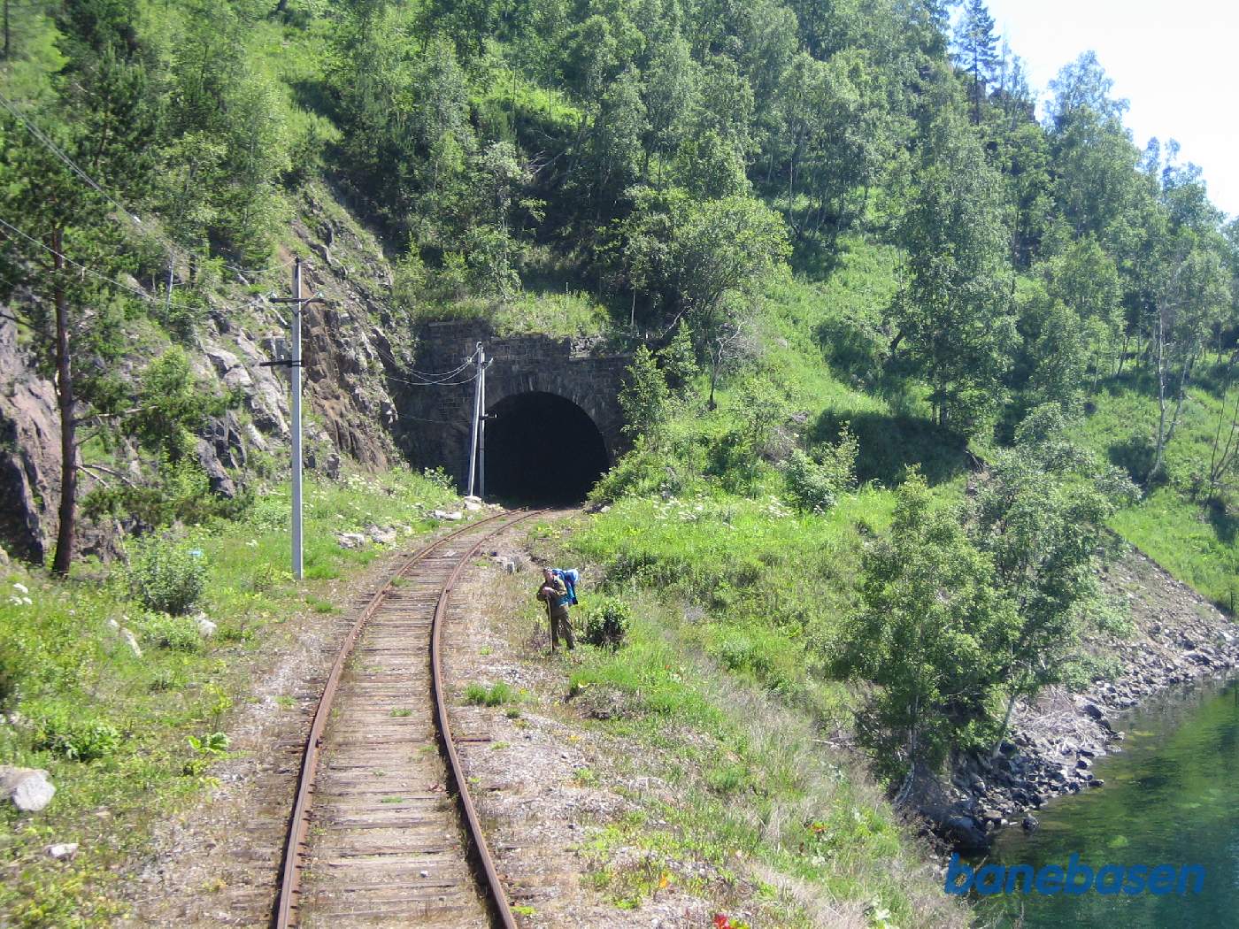 En vandringsmand der sikkert har brugt sporet som vandrevej i det uvejsomme terræn