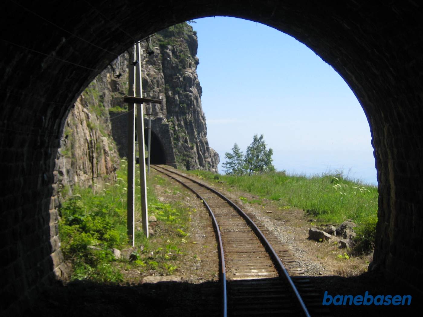 Toget kører langs Baikal søens kyst, 2 tunneler lige efter hinanden