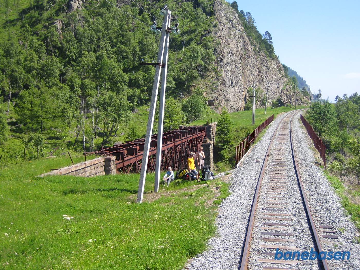 En forladt bro til det andet dobbeltspor der er fjernet og 3 turister der sikkert bruger sporet som vandrevej