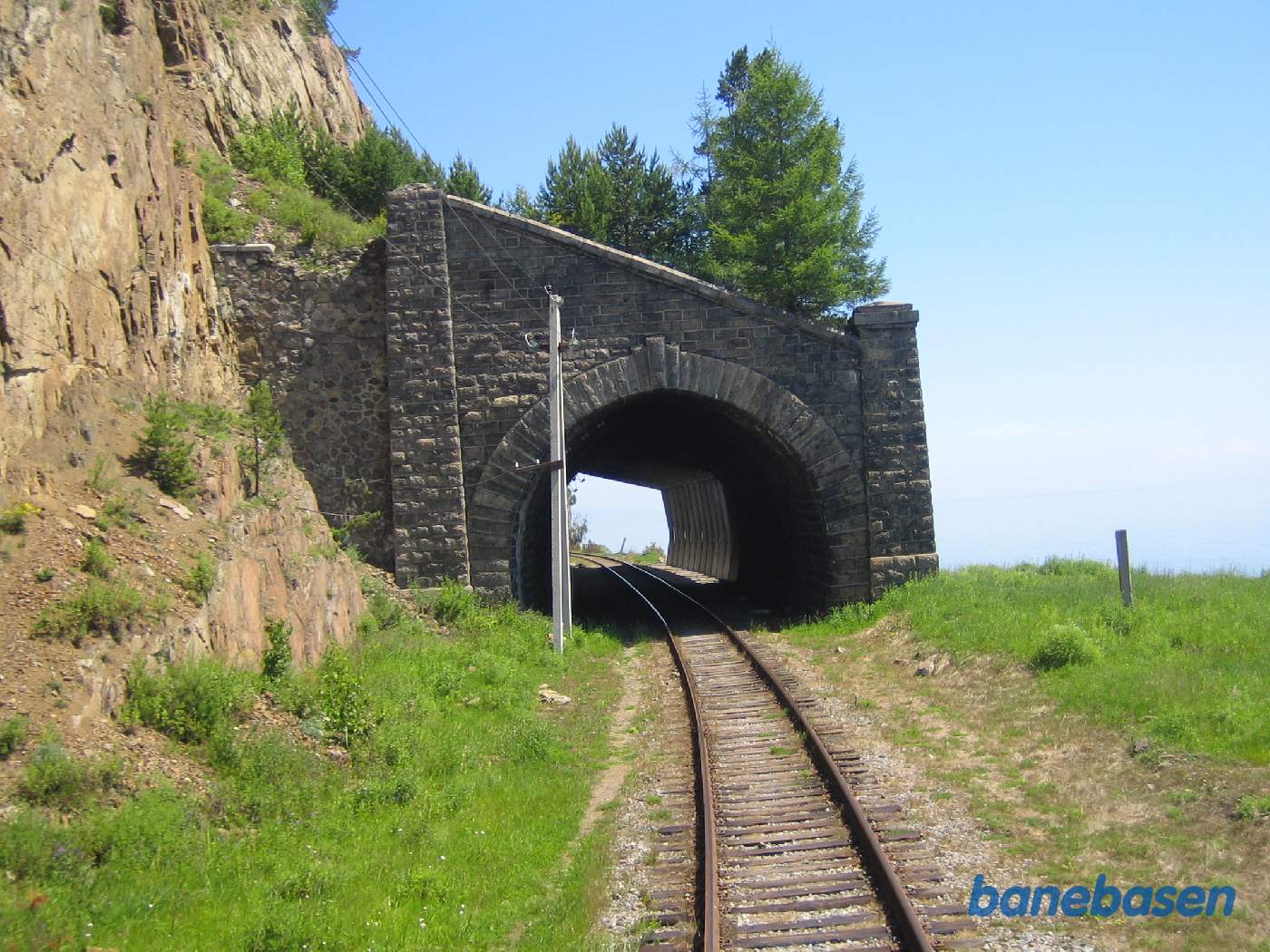 Umiddelbart efter trinbrættet kører vi ind i en lavineoverdækning
