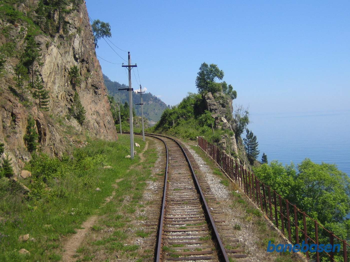 Toget kører langs Baikal søens kyst