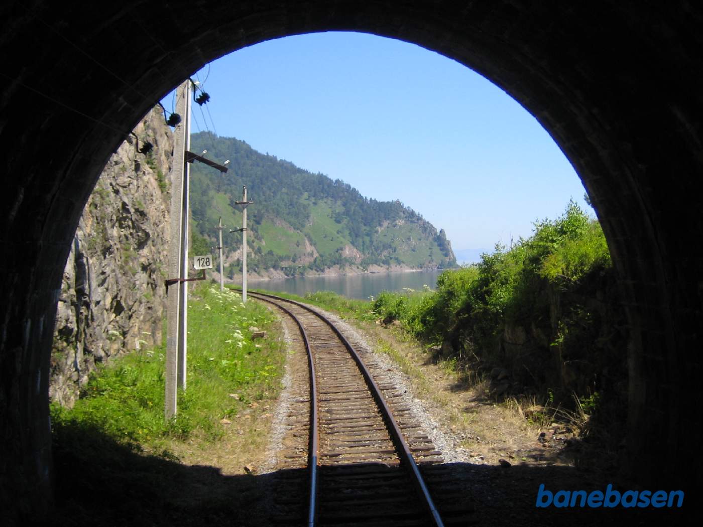 Toget kører langs Baikal søens kyst, på vej ud af en tunnel i km 128, altså blot 1 km fra trinbrættet