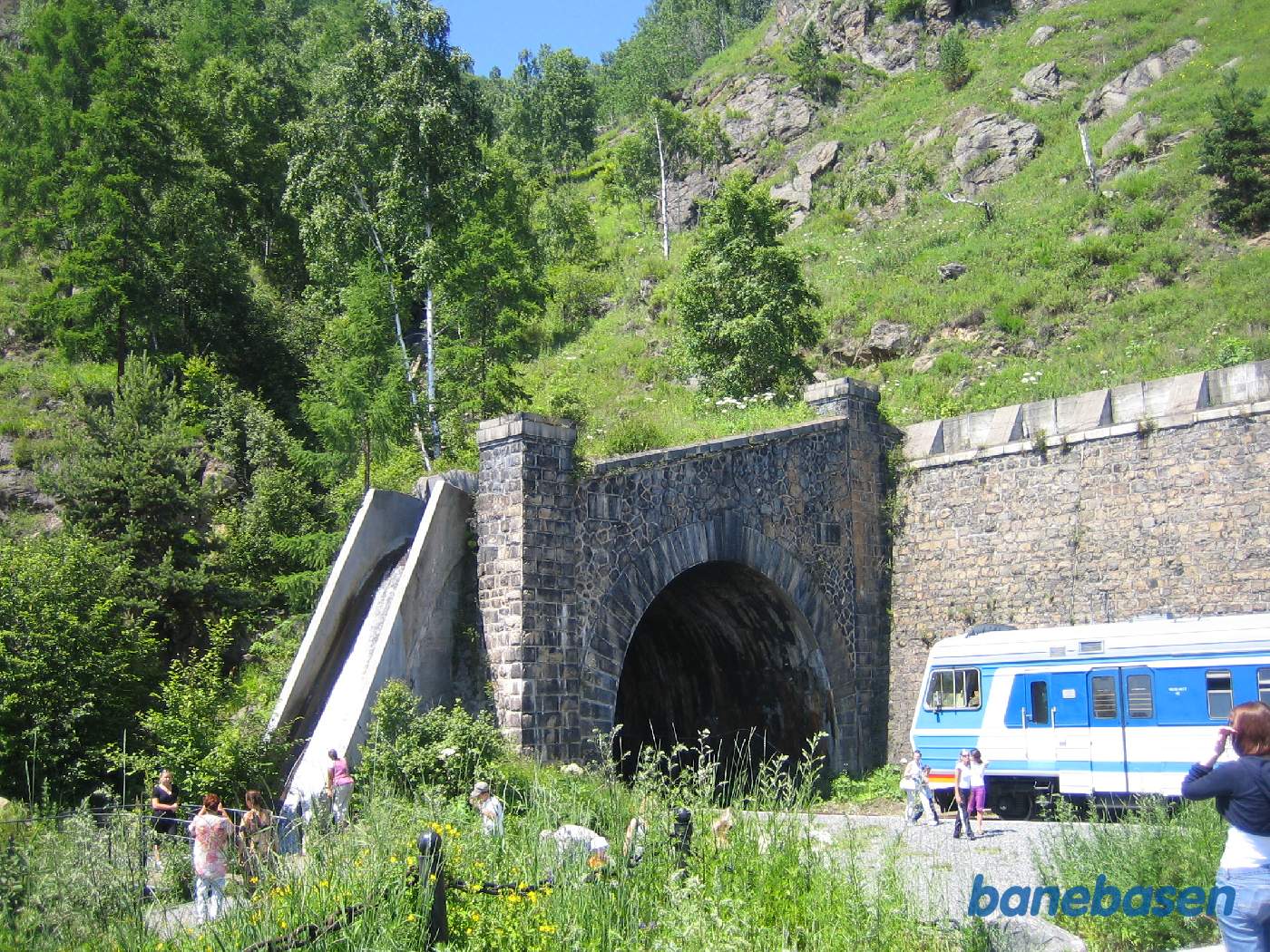 Den berømte tunnelportal med vandløbet ned over