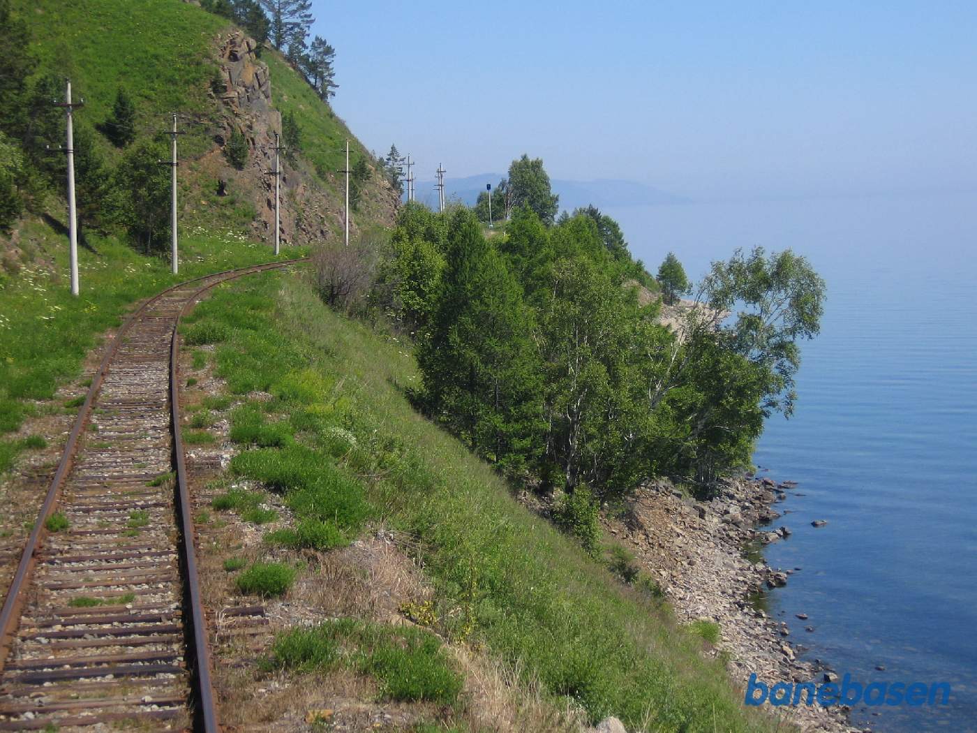 Toget kører langs Baikal søens kyst