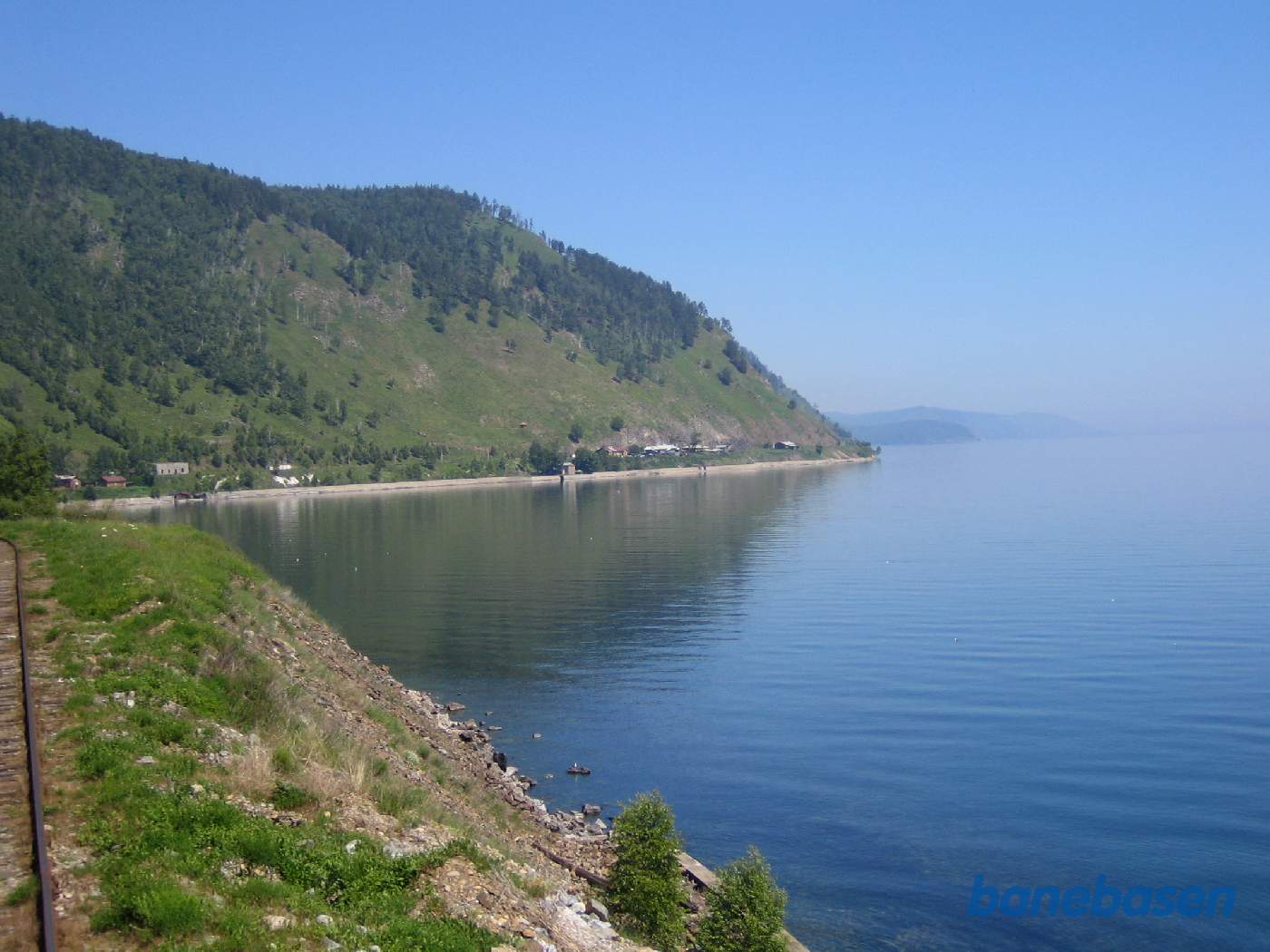 Toget kører langs Baikal søens kyst, Maritui ses midt i billedet