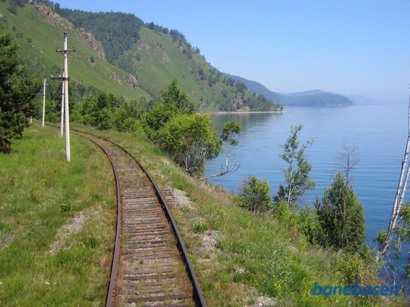 Toget kører langs Baikal søens kyst
