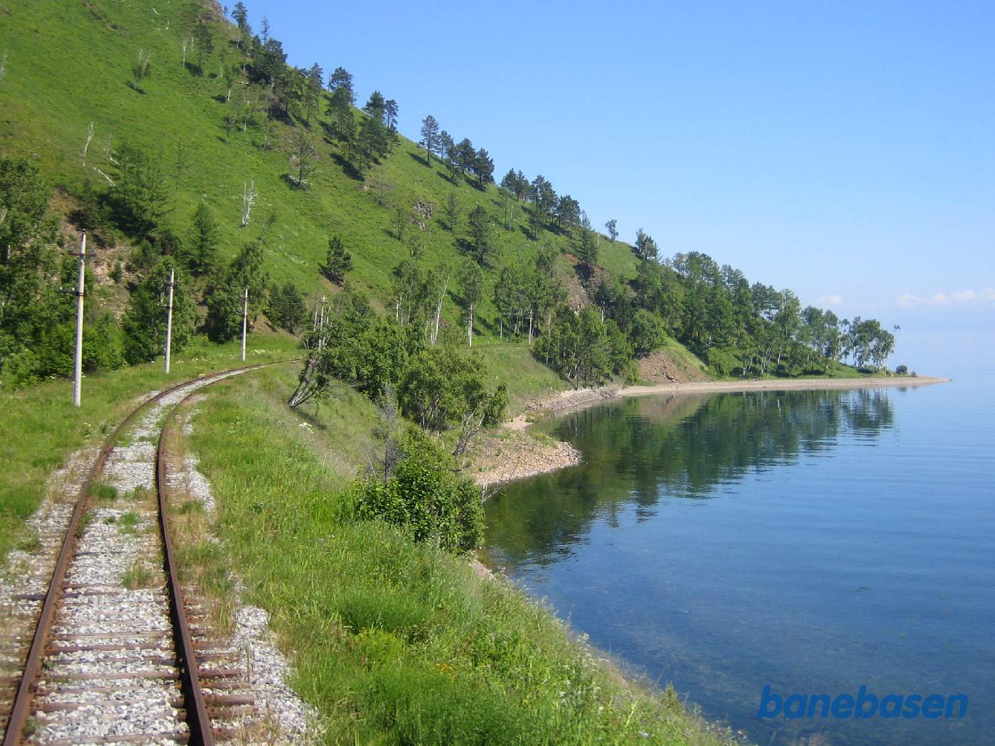 Toget kører langs Baikal søens kyst