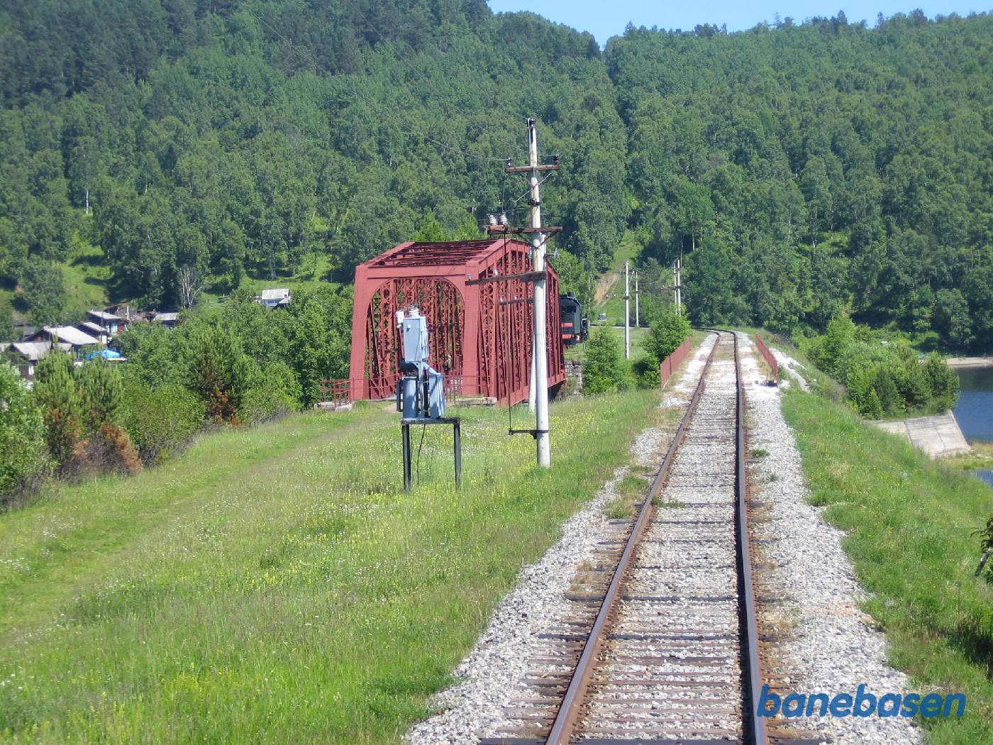 De 2 broer over floden og trinbrættet lige på den anden side