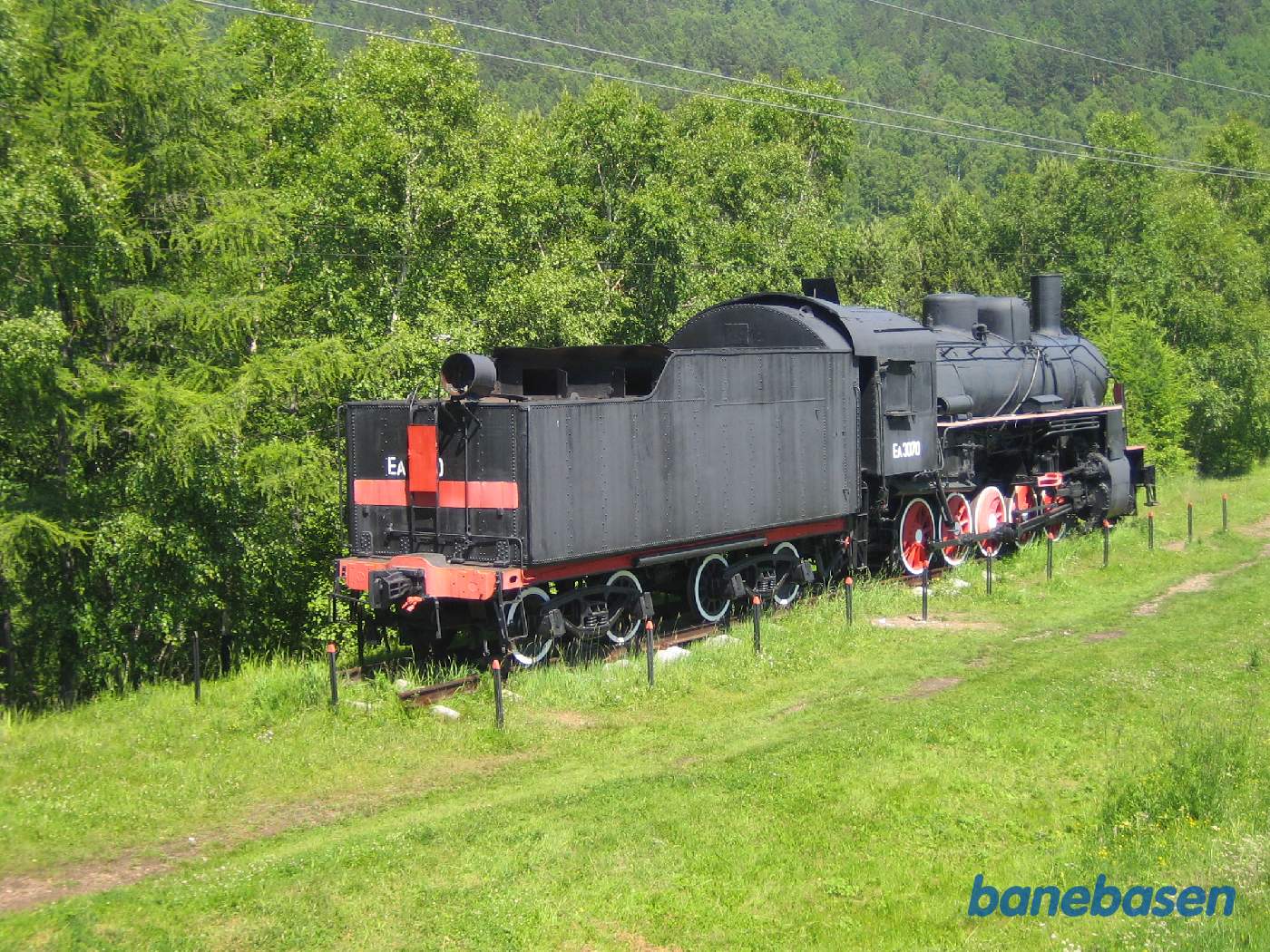 Et damplokomotiv opstillet på en sporramme på trinbrættet