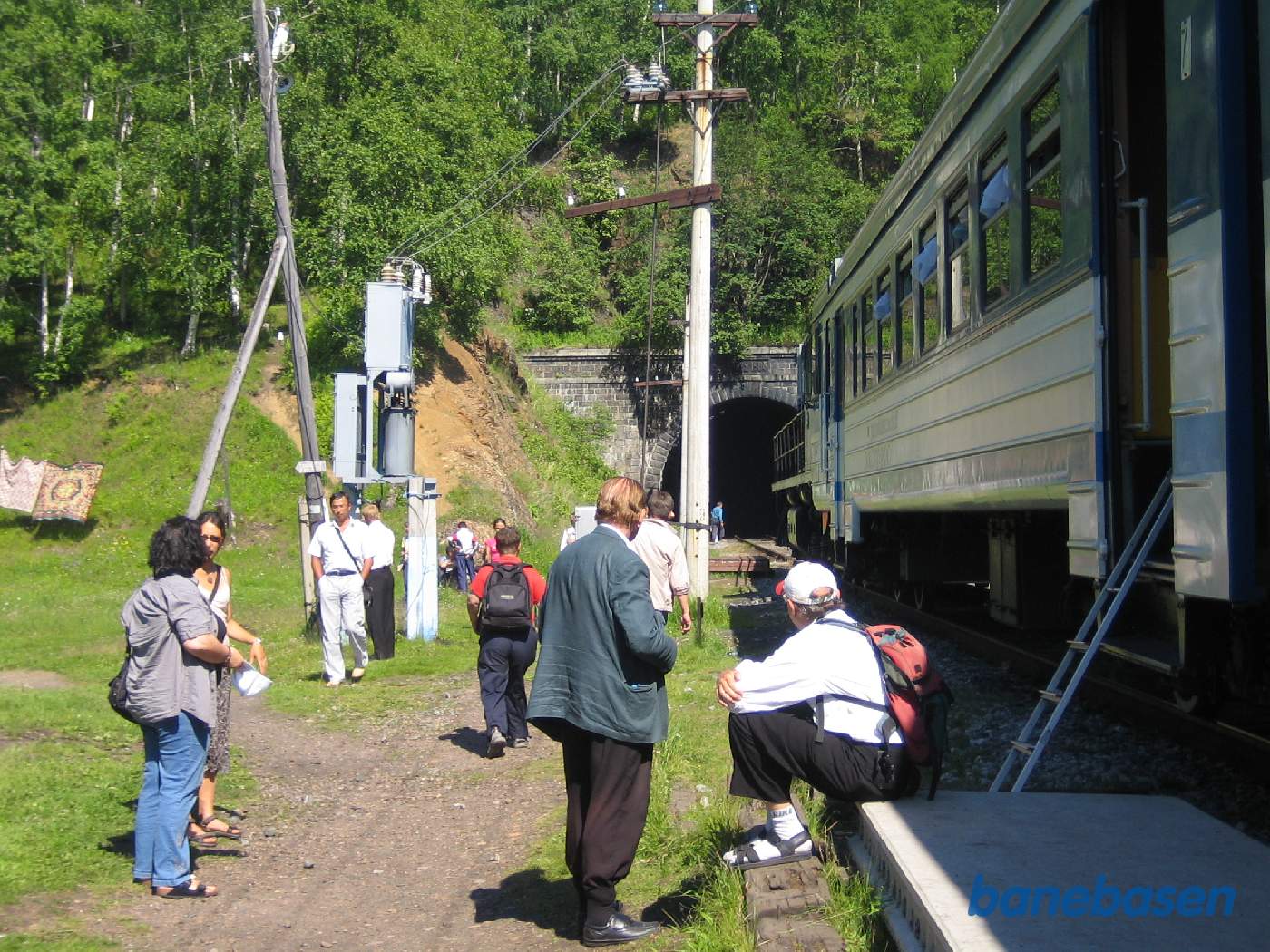 De rejsende nyder det varme sommer vejr på perronen