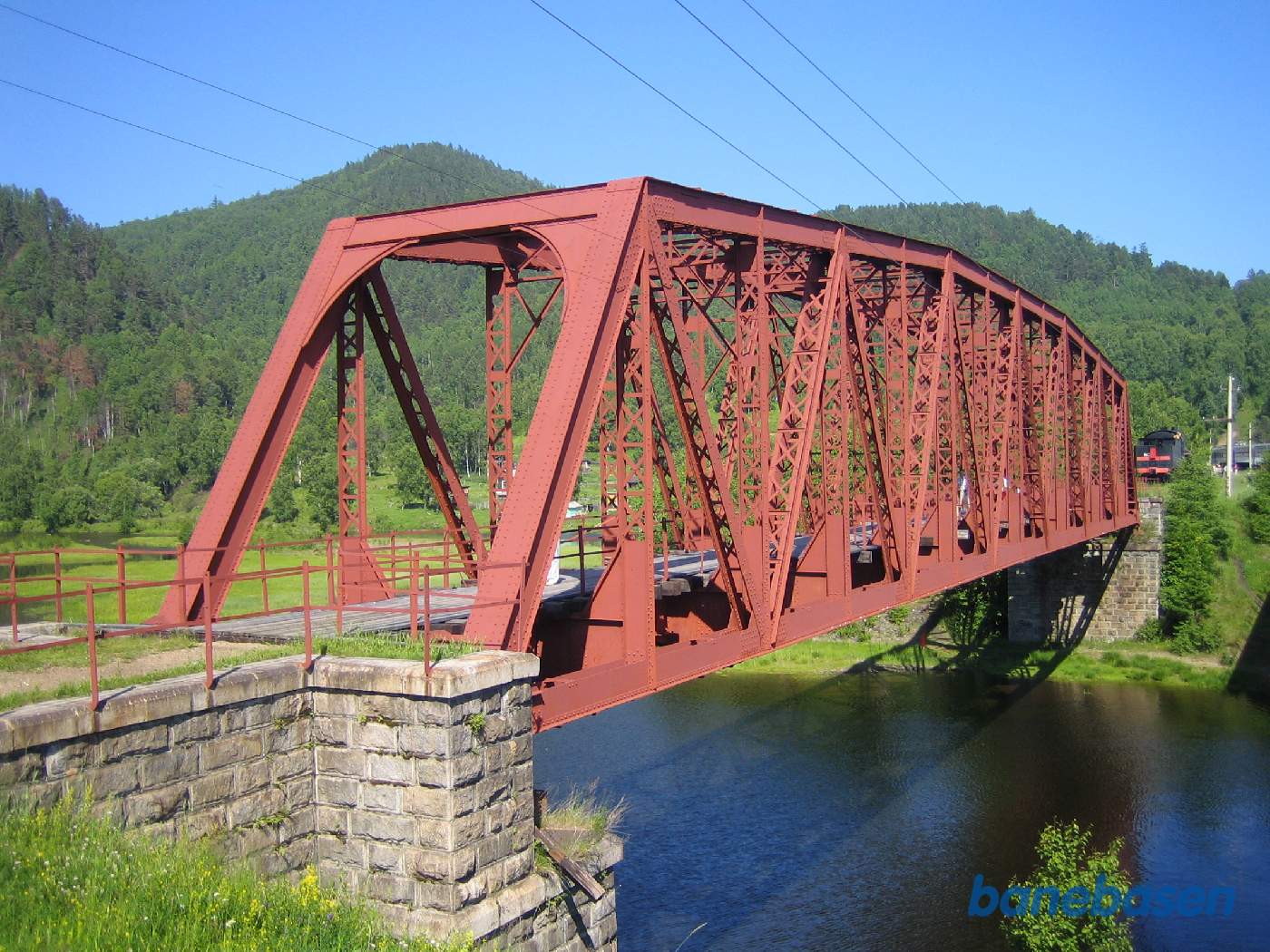 Den forladte jernbanebro anvendes nu som gangbro for fodgængere
