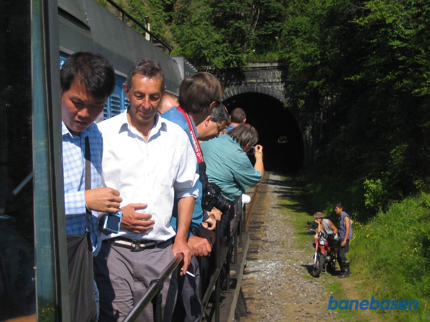 Lige inden afgang blev der inviteret en del russiske turister op på lokomotivet, hvilket giver lidt drikkepenge til lokomotivpersonalet