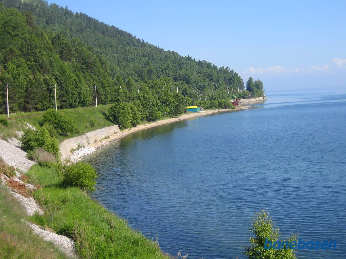 Toget kører langs Baikal søens kyst