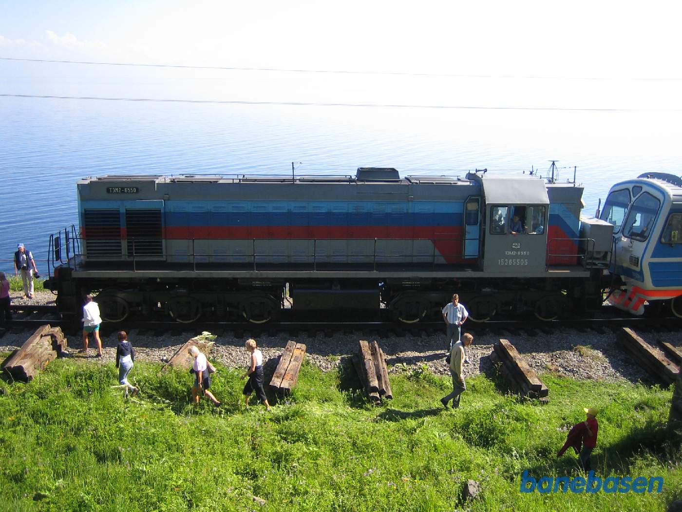 Lokomotivet set lidt oppefra med søen i baggrunden