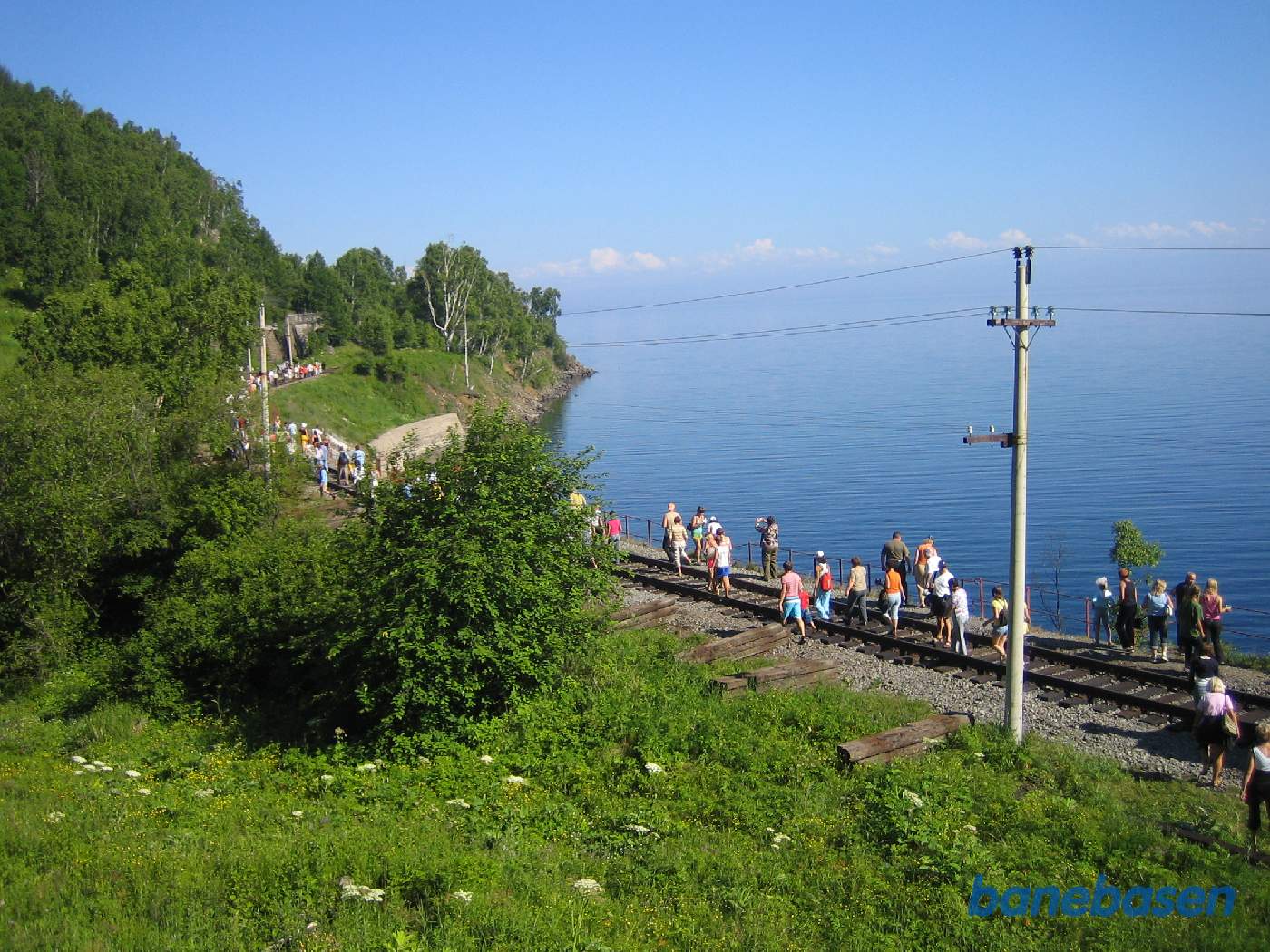 Turisterne vandrer lidt frem i sporet