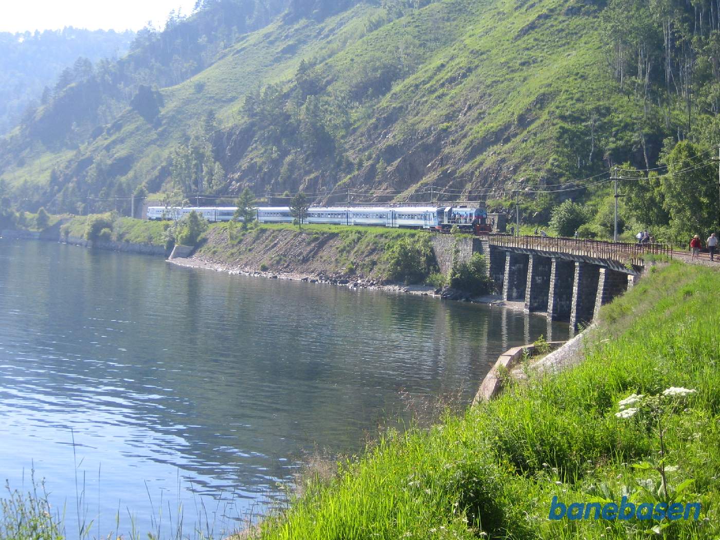 Toget set i modlys lige før broen