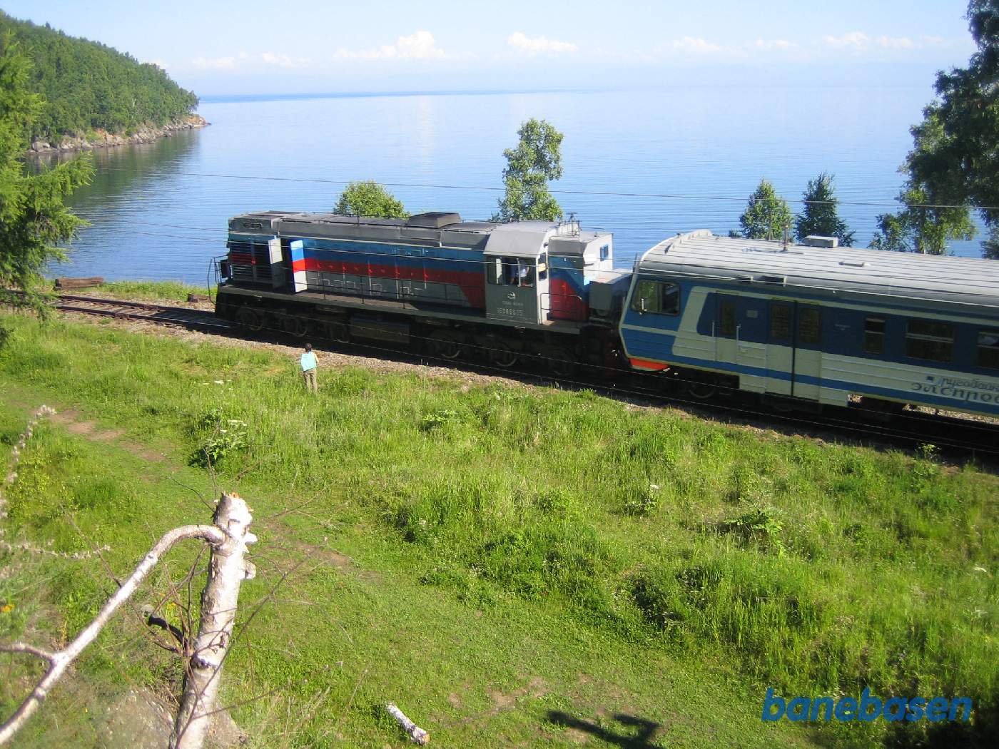 Lokomotivet set lidt oppefra med søen i baggrunden