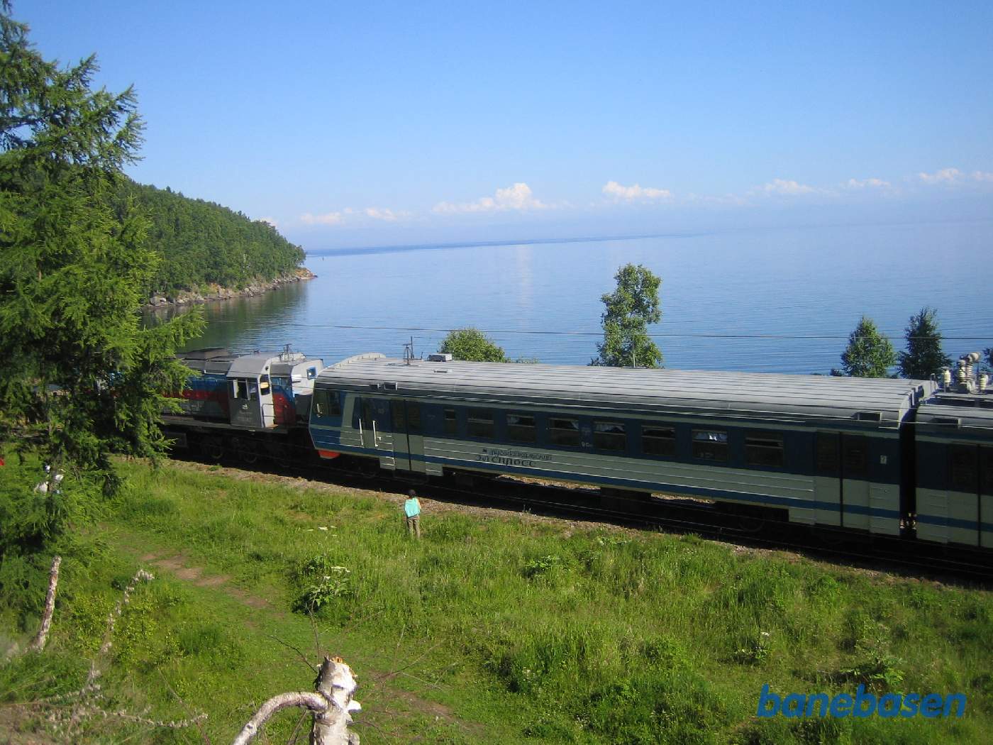 Lokomotivet set lidt oppefra med søen i baggrunden