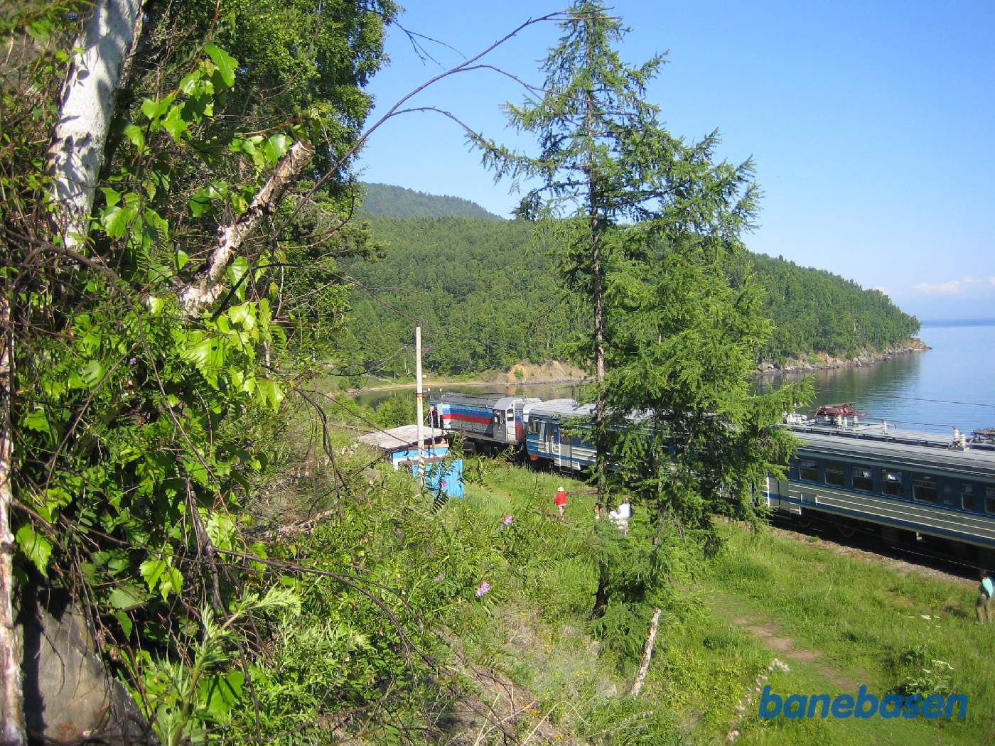 Lokomotivet set lidt oppefra med søen i baggrunden