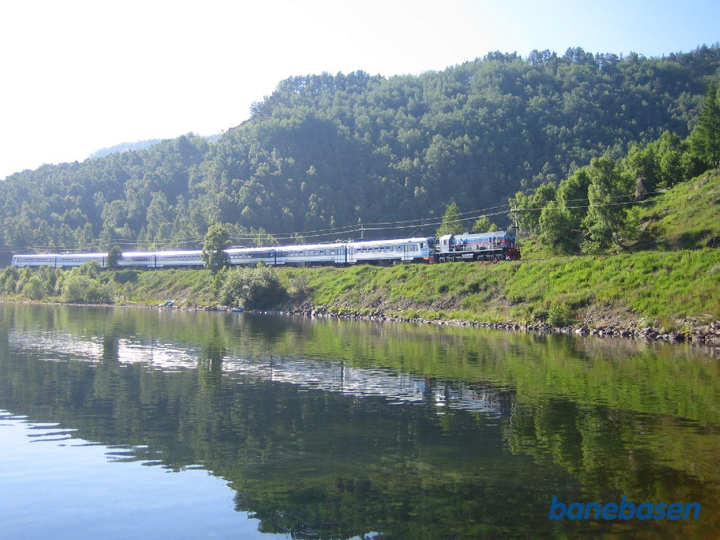 Persontoget set nede fra søens vand