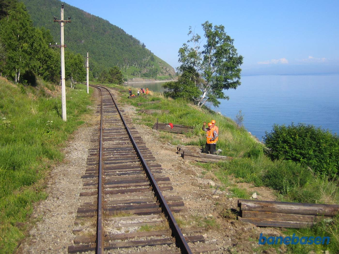 Nogle banearbejdere er i gang med udskiftning af sveller