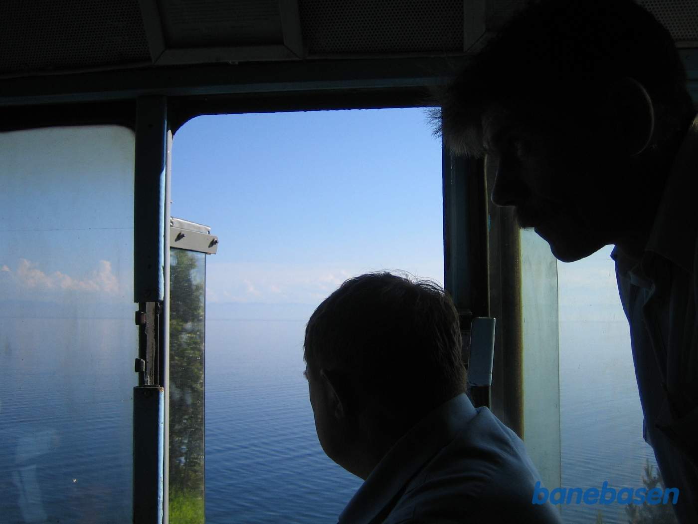 Billede af lokomotivføreren og vores vært, det er Baikalsøen der ses udenfor vinduet