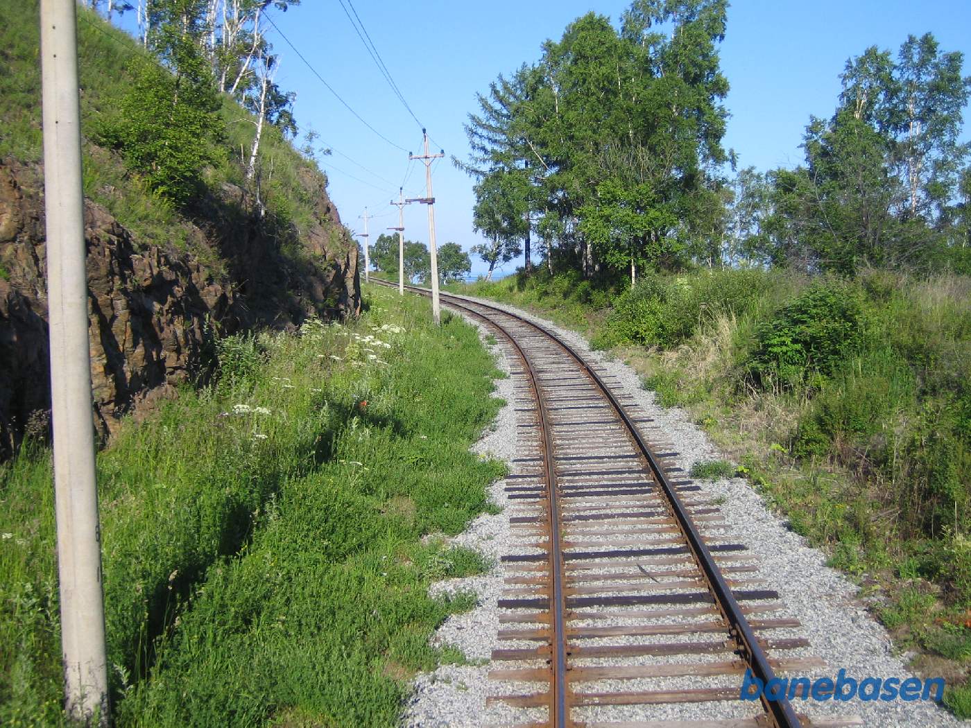 Toget kører langs Baikal søens kyst