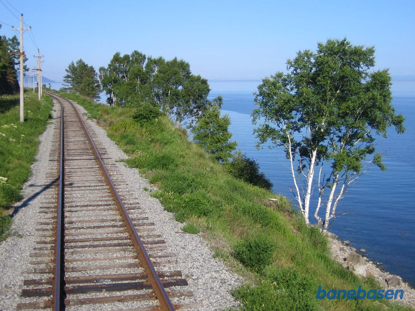 Toget kører langs Baikal søens kyst