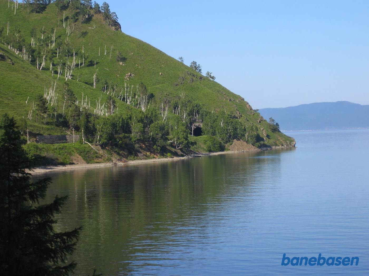 Toget kører langs Baikal søens kyst, endnu en tunnel ses ude i det fjerne