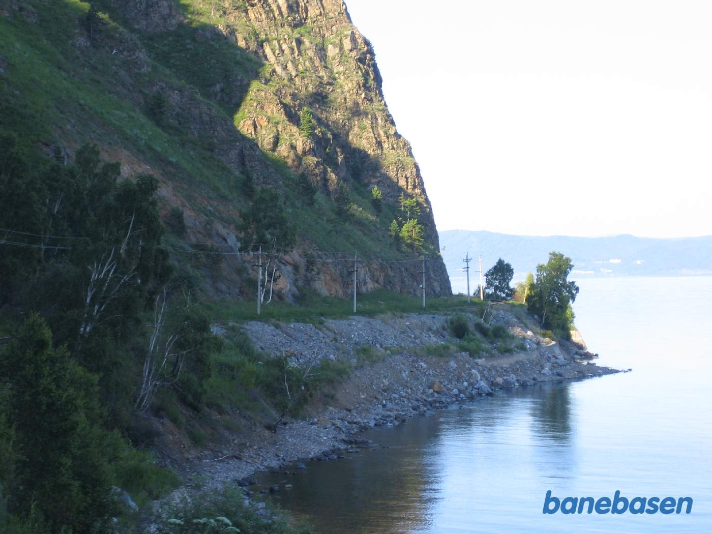 Toget kører langs Baikal søens kyst