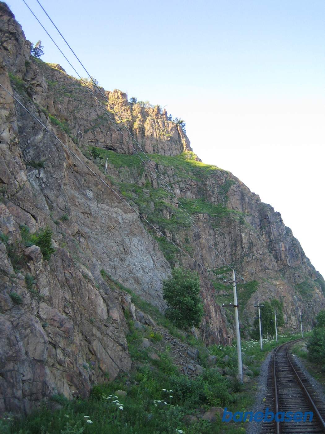 Toget kører langs Baikal søens kyst