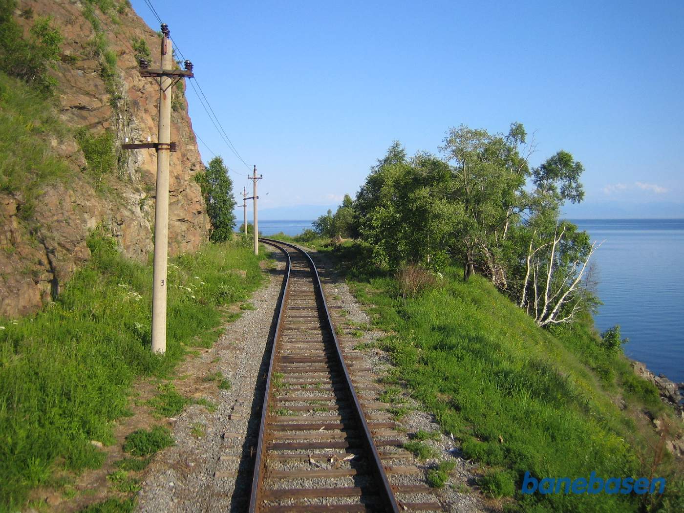 Toget kører langs Baikal søens kyst