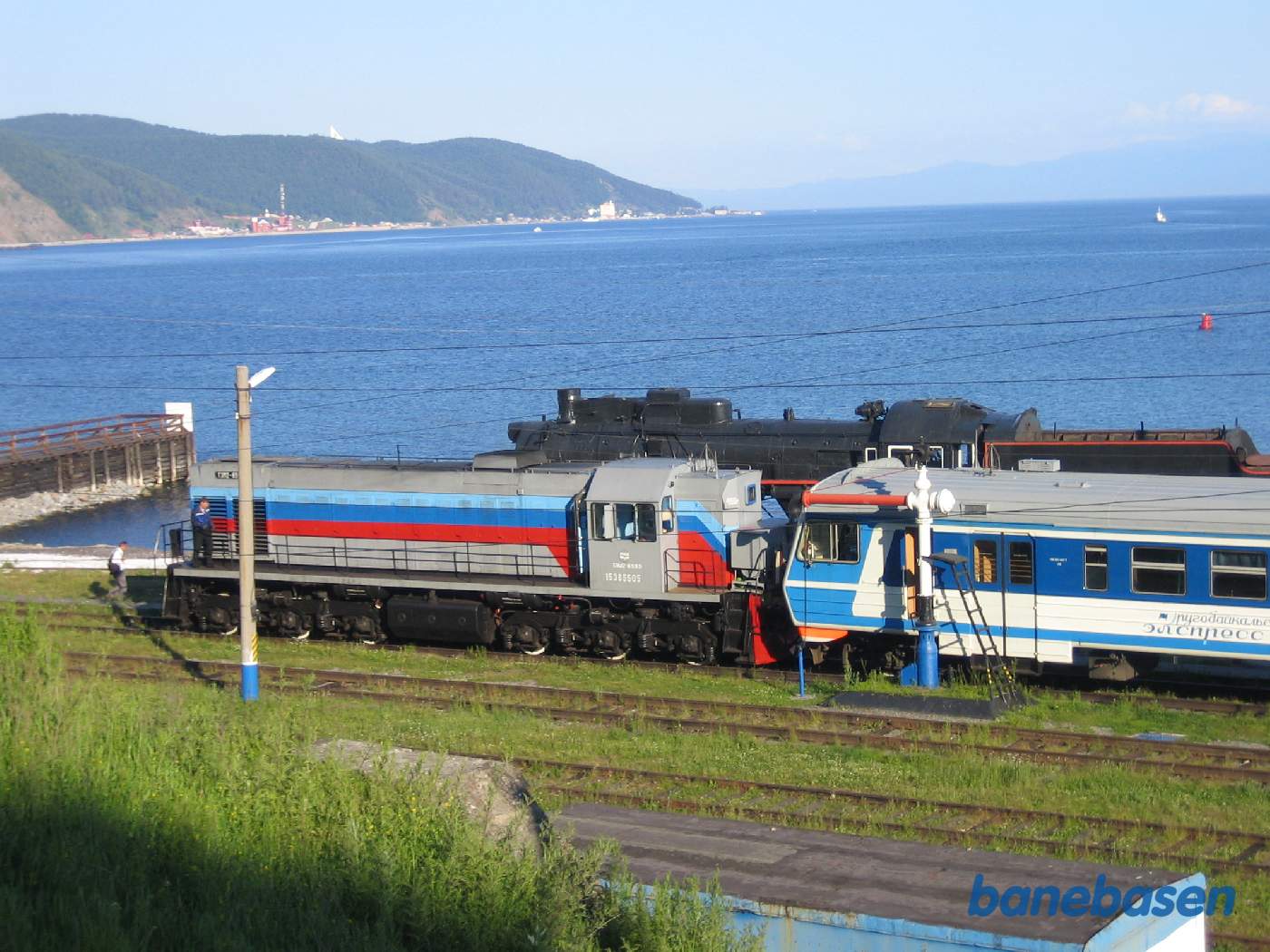 Byen på den modsatte bred er Listvyanka, hvor Baikal museet bl.a. ligger