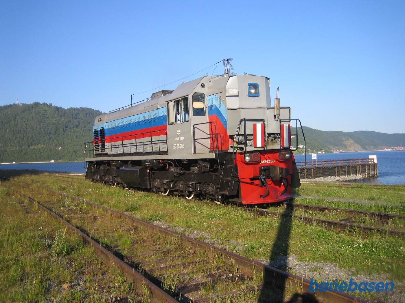 Lokomotivet kører frem, Angara floden til venstre, som banen oprindeligt fulgte helt nede fra Irkutsk inden den blev omlagt op gennem bjergene