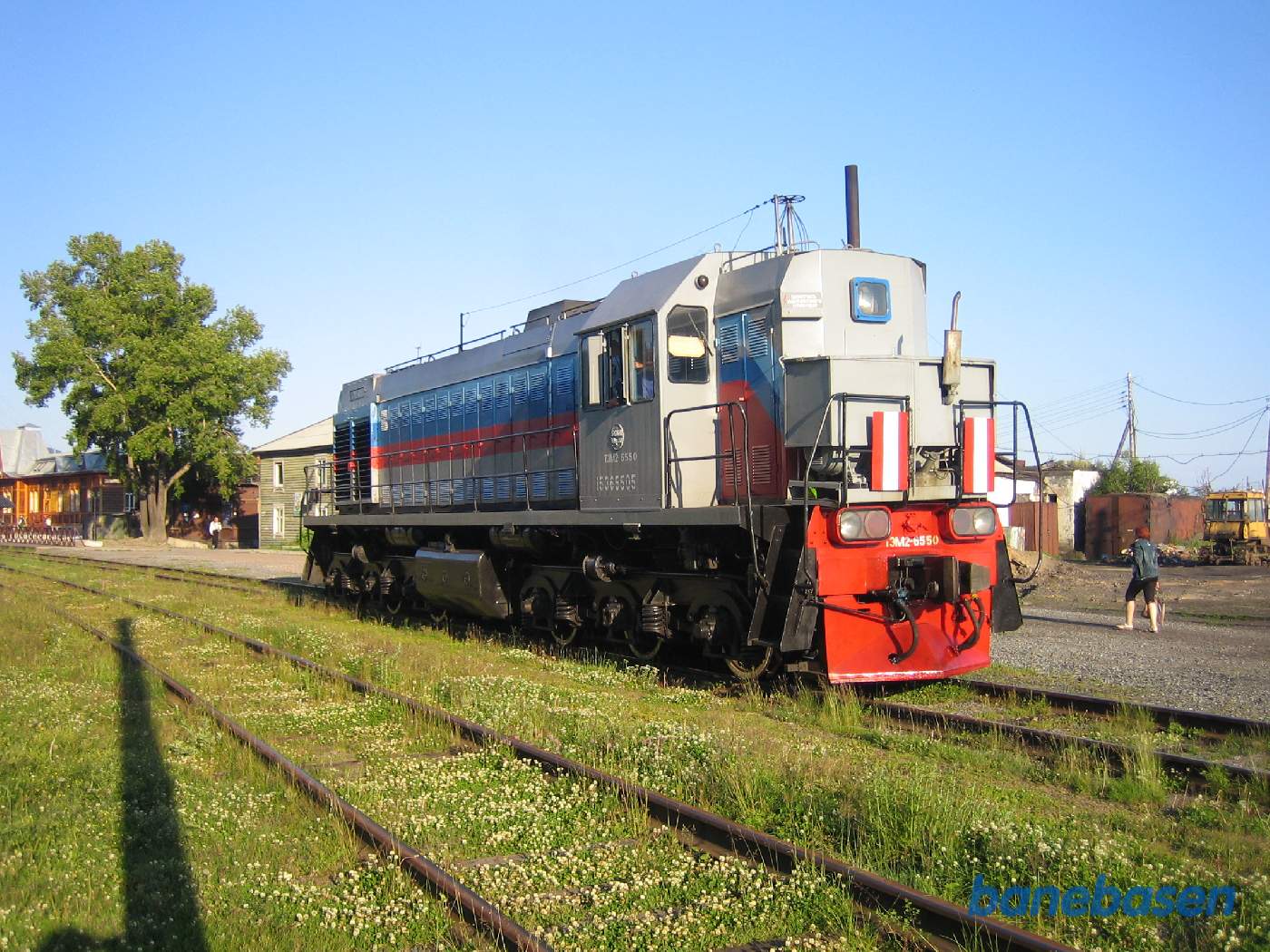 Lokomotivet triller ned mod vognene