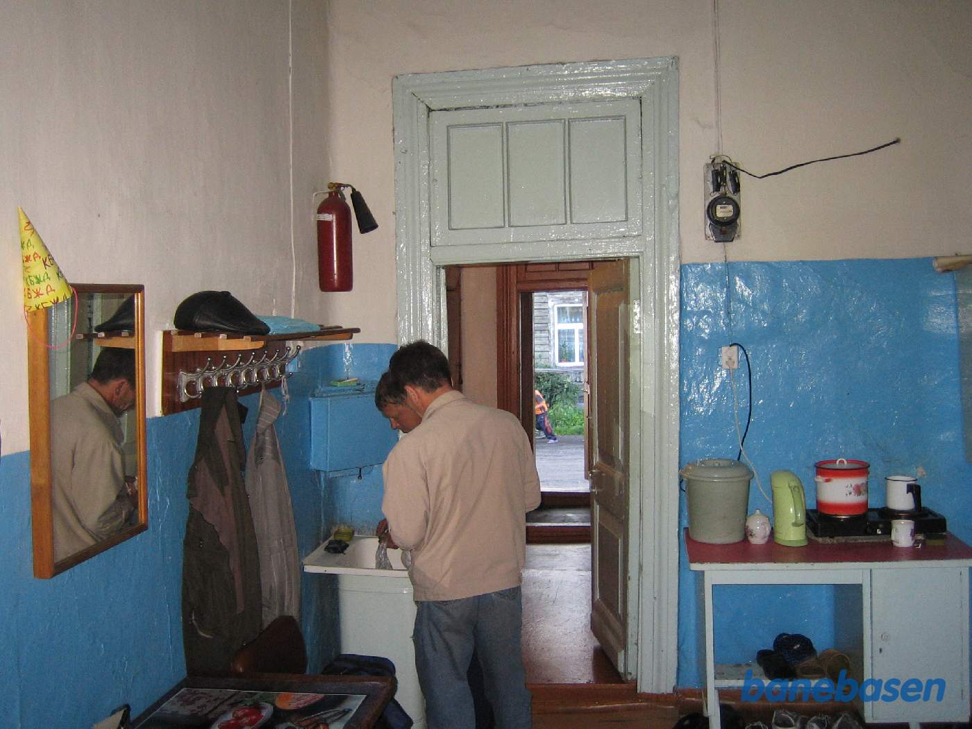 Køkkenet i personalets "hotel", hvor man kan overnatte