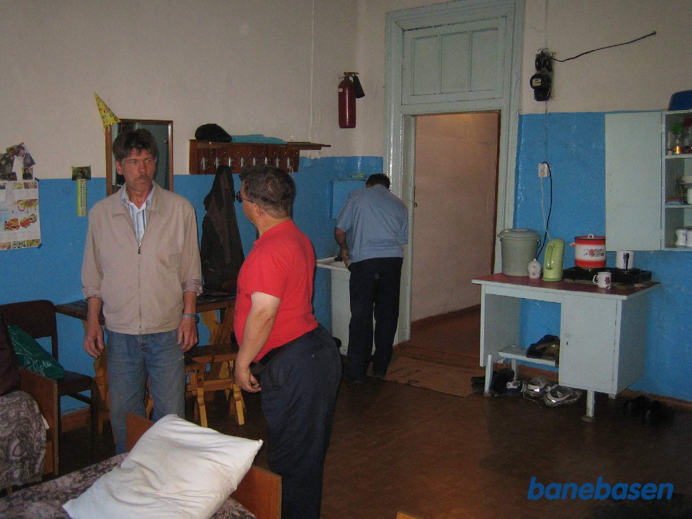 Køkkenet i personalets "hotel", hvor man kan overnatte i sengene til venstre