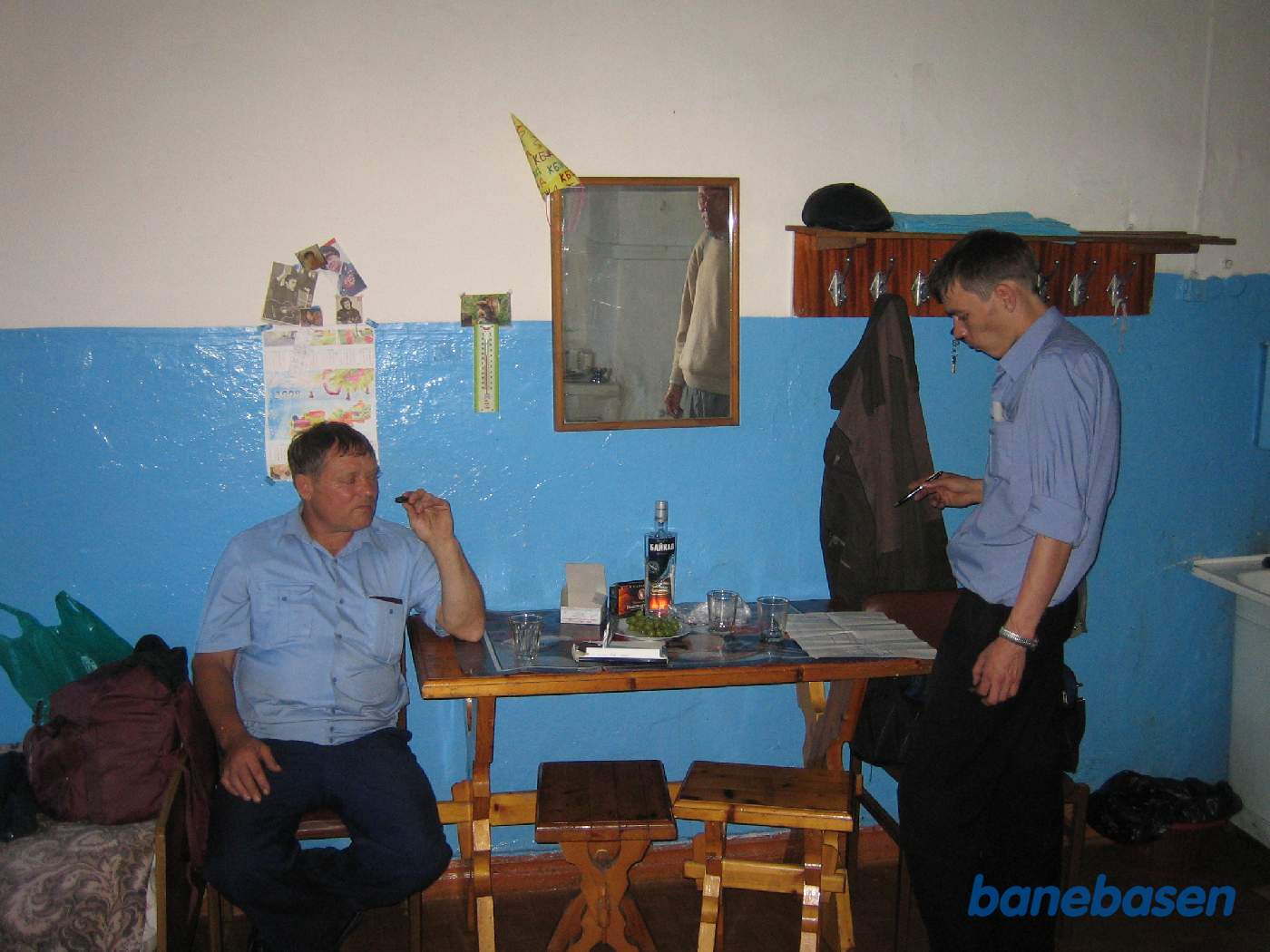 Personalet slapper af efter 5 timers kørsel langs Baikalsøen