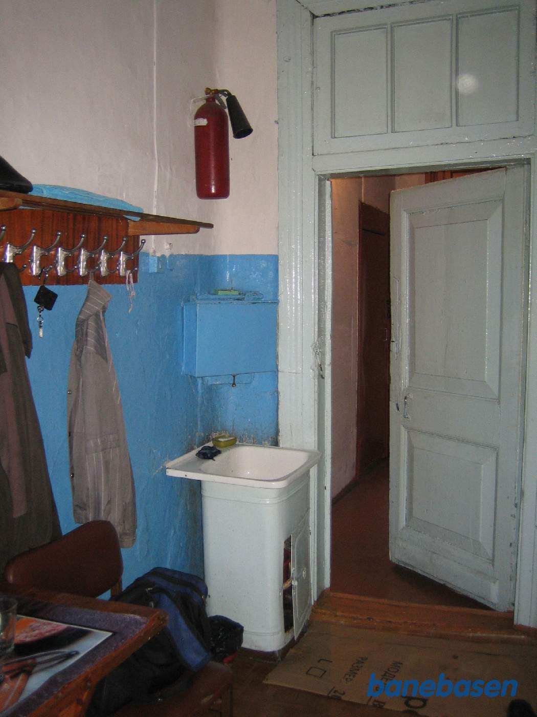 Vasken, vandtanken på væggen over og spanden inde i skabet under vasken