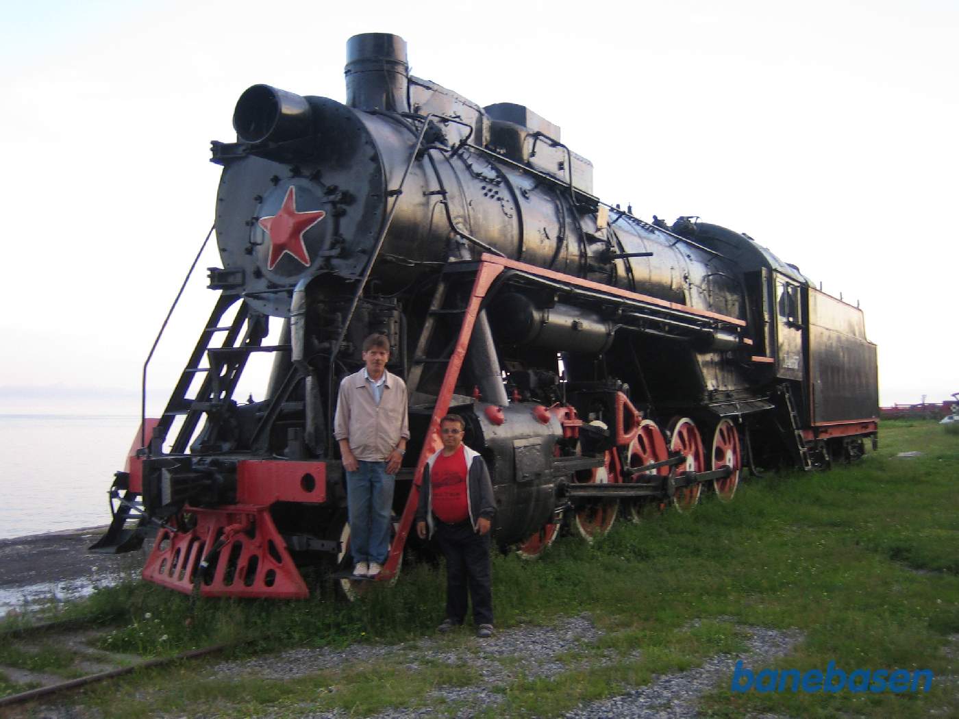 Vores vært og en turist ved det gamle damplokomotiv