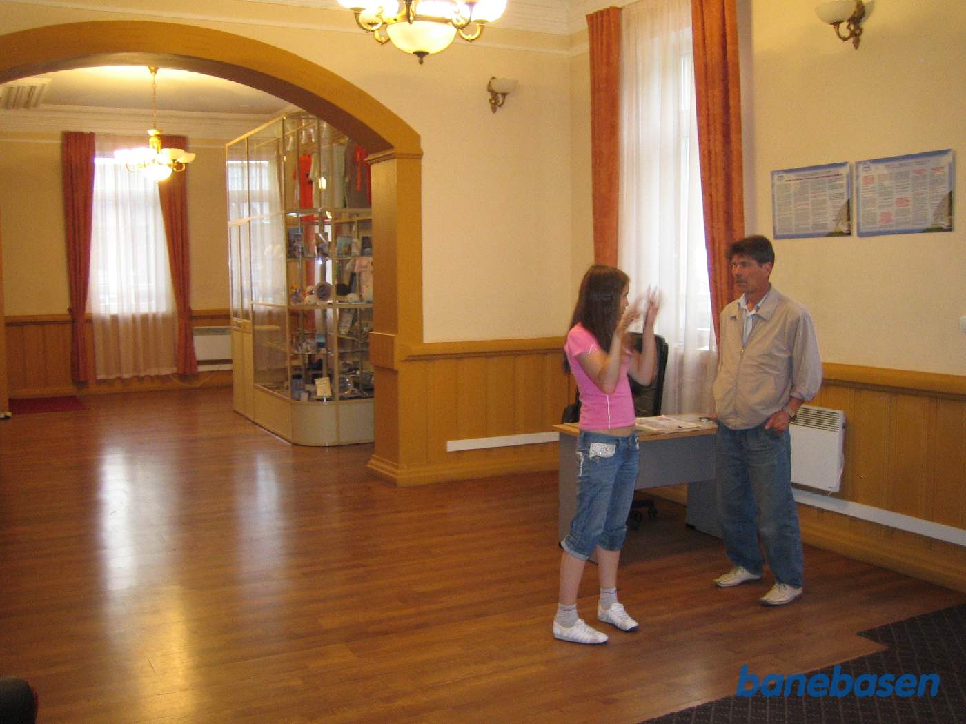 Ventesalen på stationen. I ventesalen er der udstilling af jernbanerelaterede ting