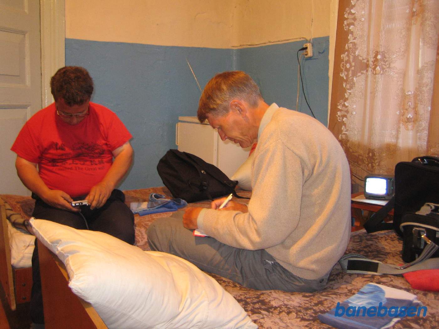 Efter aftensmaden er det tid til at kigge billeder eller skrive dagbog