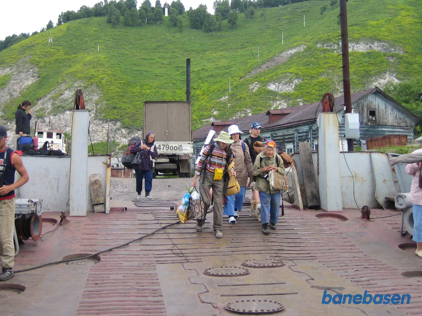 Fodgængere går ombord på den lille færge