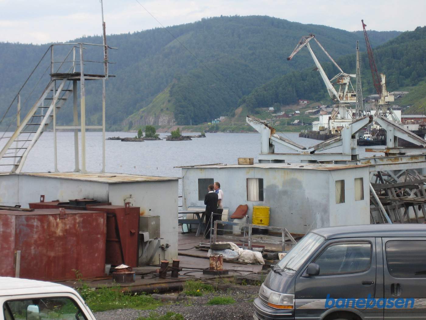 Et vue ud over havneområdet i Port Baikal. Man kan se jernbanens trace midt i billedet