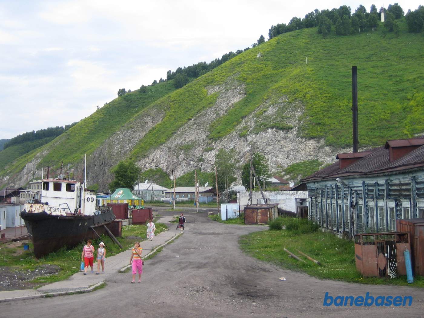 Et vue ud over havneområdet i Port Baikal. Vejen går fra jernbanen ned til færgen der ligger lige bag fotografen