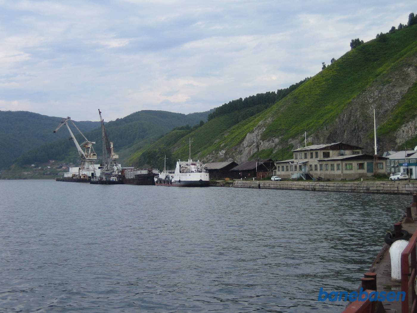Et vue ud over havneområdet fra færgen