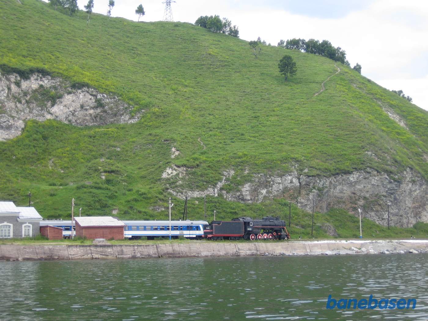 Det udstillede damplokomotiv står inde på land, set fra færgen