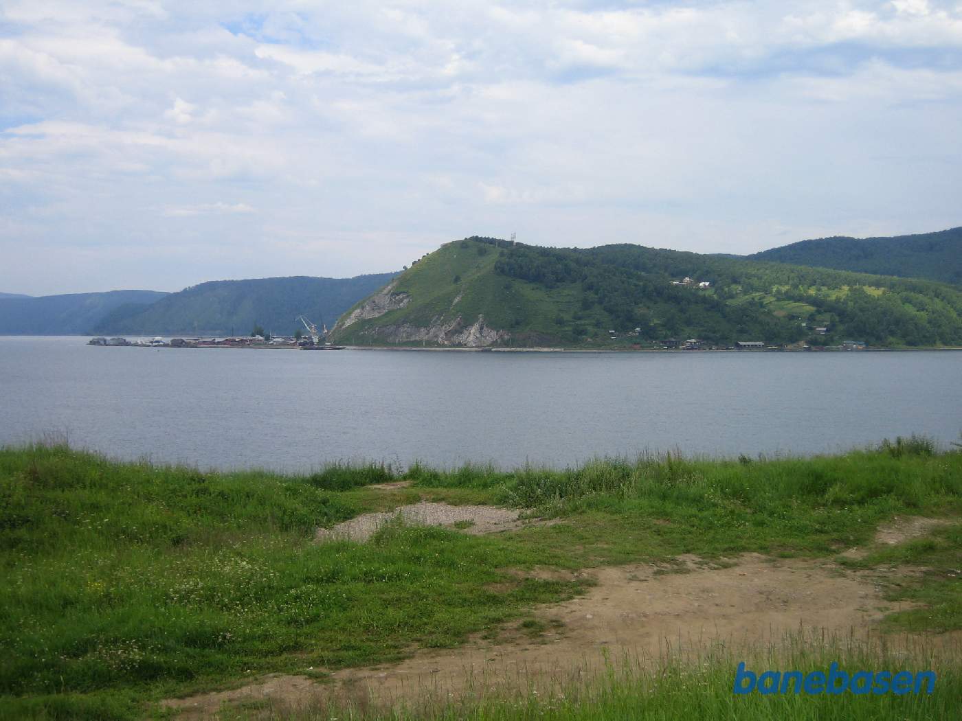 Vi er kommet over på den anden side af floden og kigger over på Port Baikal. Jernbanestationen ligger for foden af bjergknolden. Banen fra Irkutsk kom ind langs floden fra højre